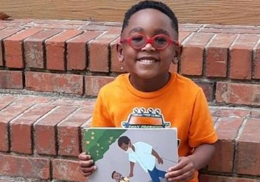 Cau be 5 tuoi viet sach truyen cam hung cho tre em hinh anh