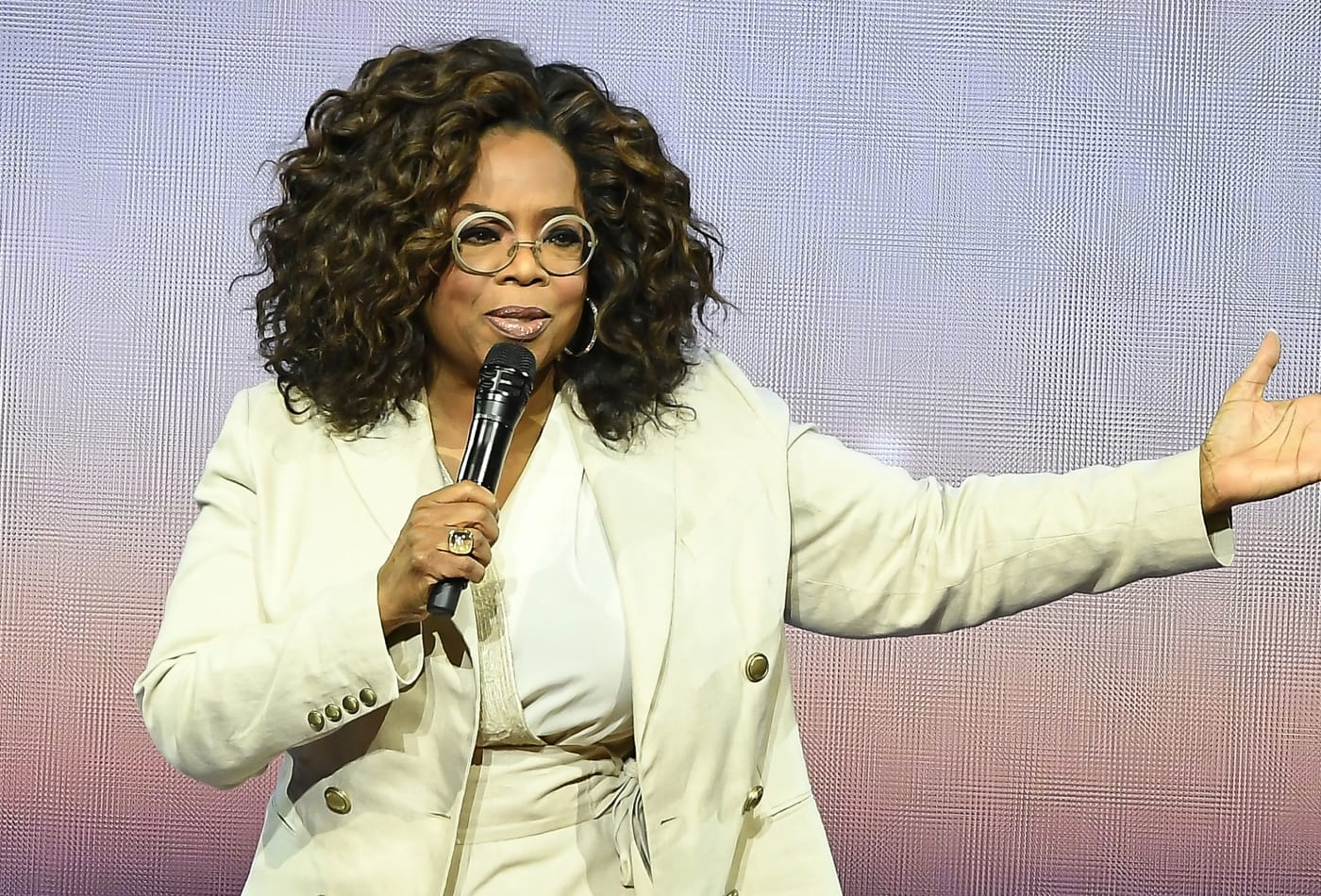 Nhung cuon sach giup nu hoang truyen hinh My vuot qua cang thang hinh anh