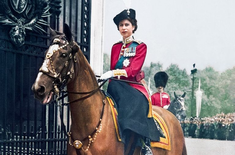 Goc nhin hiem hoi ve hon 60 nam tri vi cua Nu hoang Anh hinh anh