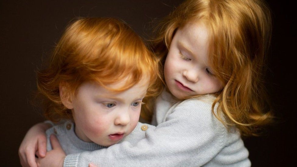 Sach anh ve nhung nguoi co mai toc do vang hinh anh