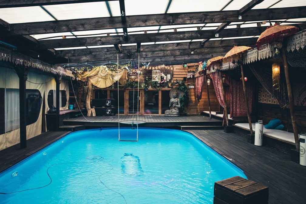 Ben trong cac cau lac bo tai Duc giua dai dich Covid-19 hinh anh