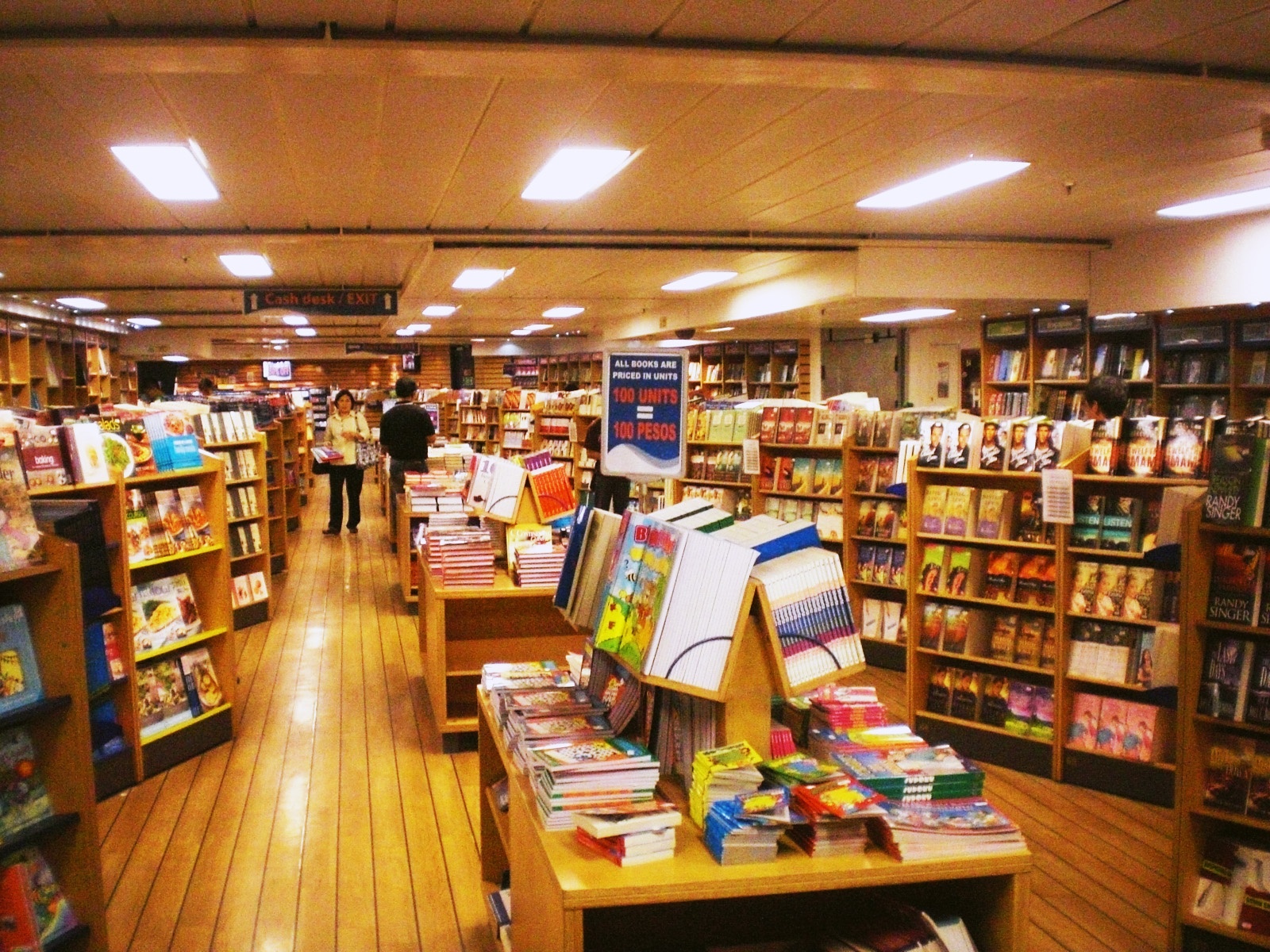 Thu vien noi Logos Hope va nhung thong diep giau tinh nhan van hinh anh