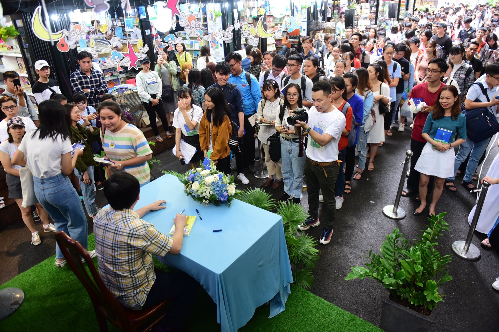 Nha van Nguyen Nhat Anh ky tang anh 2