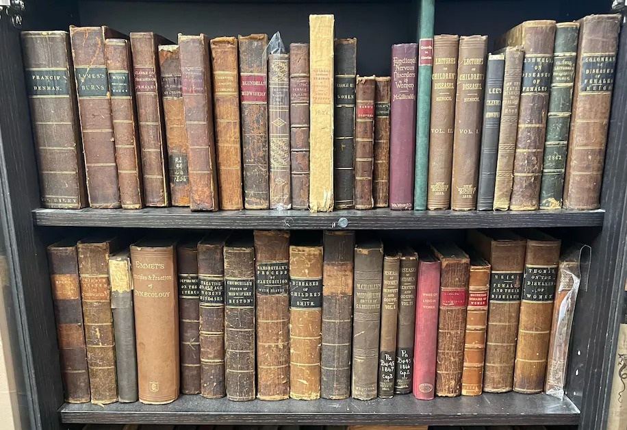 Bo suu tap sach y hiem tiet lo nhieu tri thuc thoi ky dau ve sinh san hinh anh