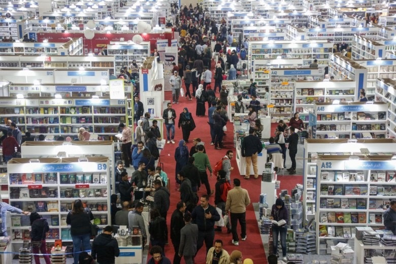 Thi truong sach Ai Cap dang doi pho voi 'mafia' giay hinh anh