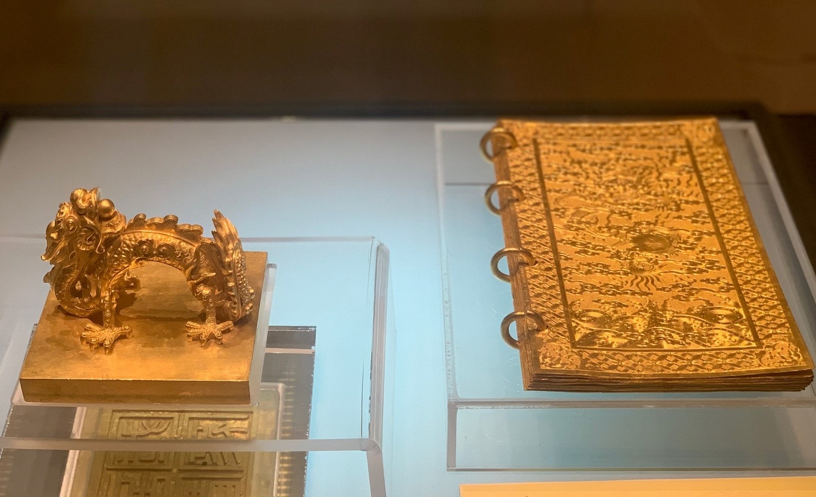 Sach vang 200 tuoi ghi lai viec vua Gia Long len ngoi hinh anh