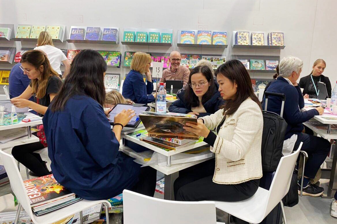 Thi truong xuat ban the gioi nhin tu hoi sach Frankfurt hinh anh