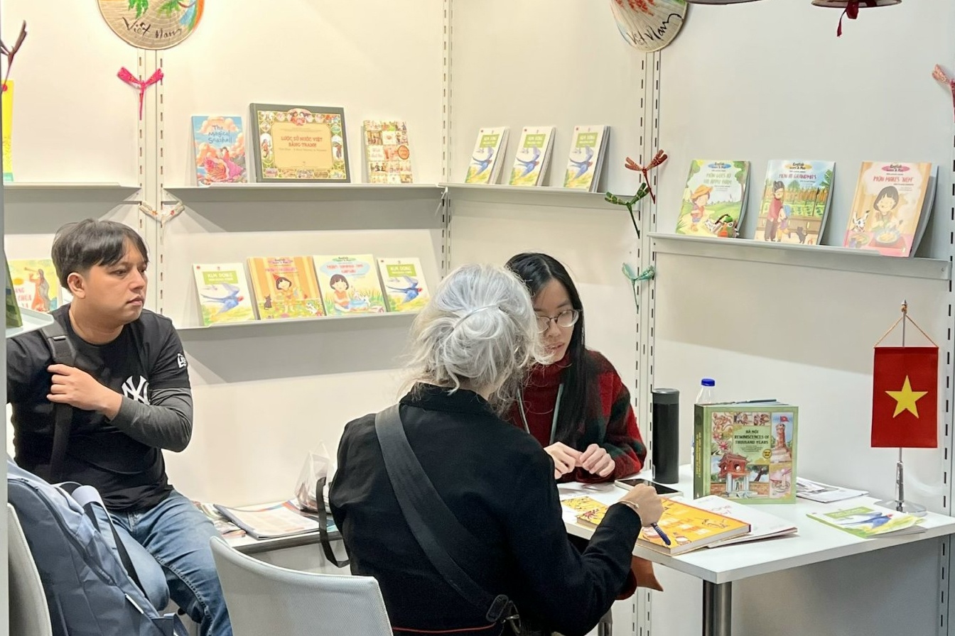 Tin hieu tich cuc cua thi truong sach the gioi hinh anh