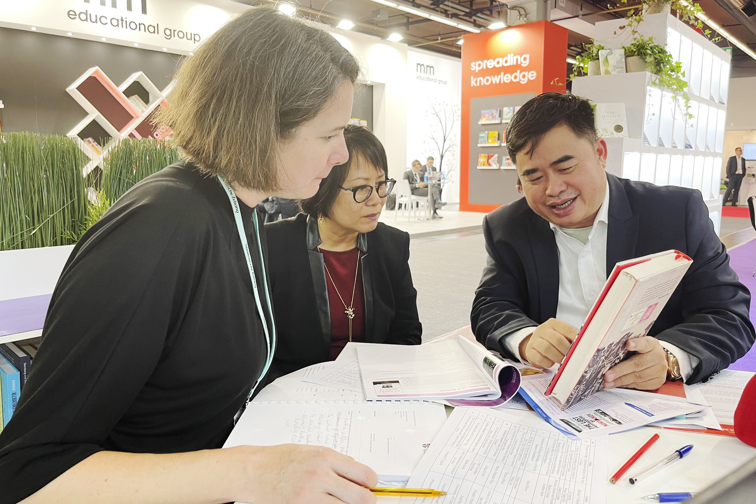 Dua sach den cong dong nguoi Viet o nuoc ngoai hinh anh