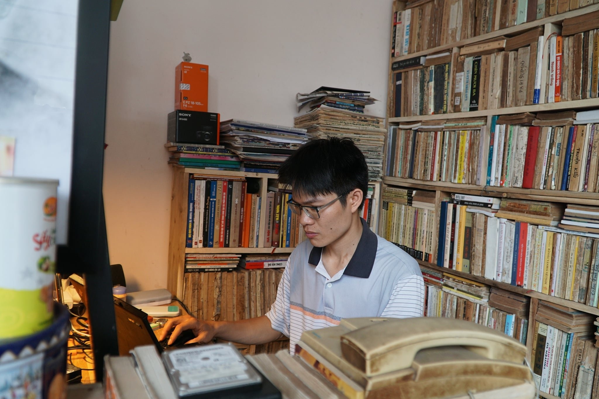 Chang trai chon sach dong hanh trong hai lan dap xe xuyen Viet hinh anh