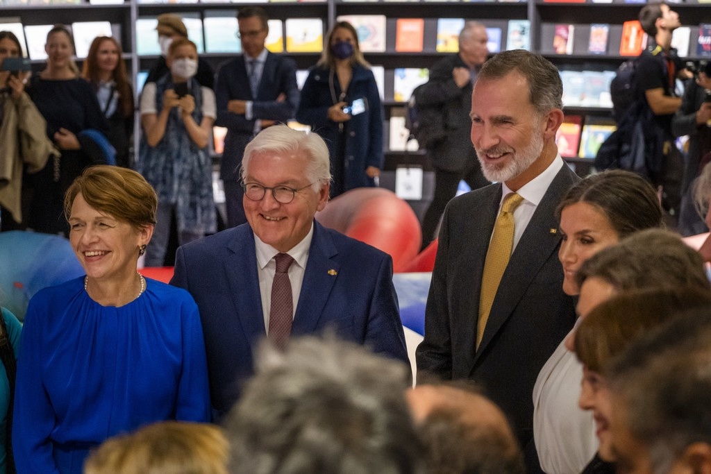 Tong thong Duc, Vua Tay Ban Nha tham du hoi sach Frankfurt hinh anh