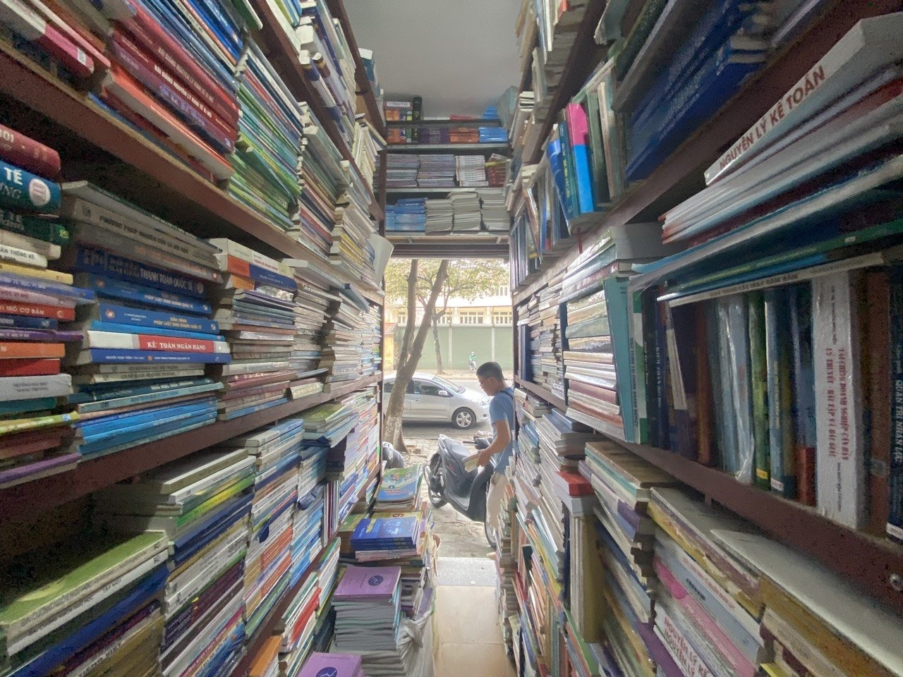 Thu phu sach cu diu hiu tren pho hinh anh