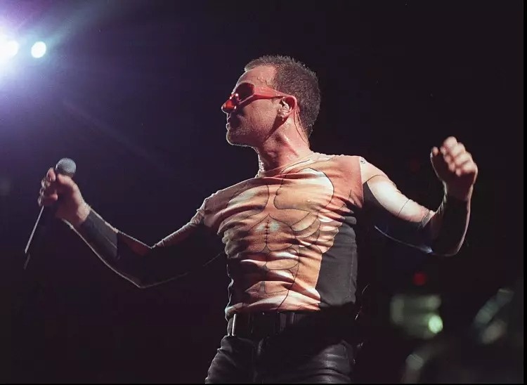 Thu linh U2 tiet lo ba bi mat trong hoi ky hinh anh