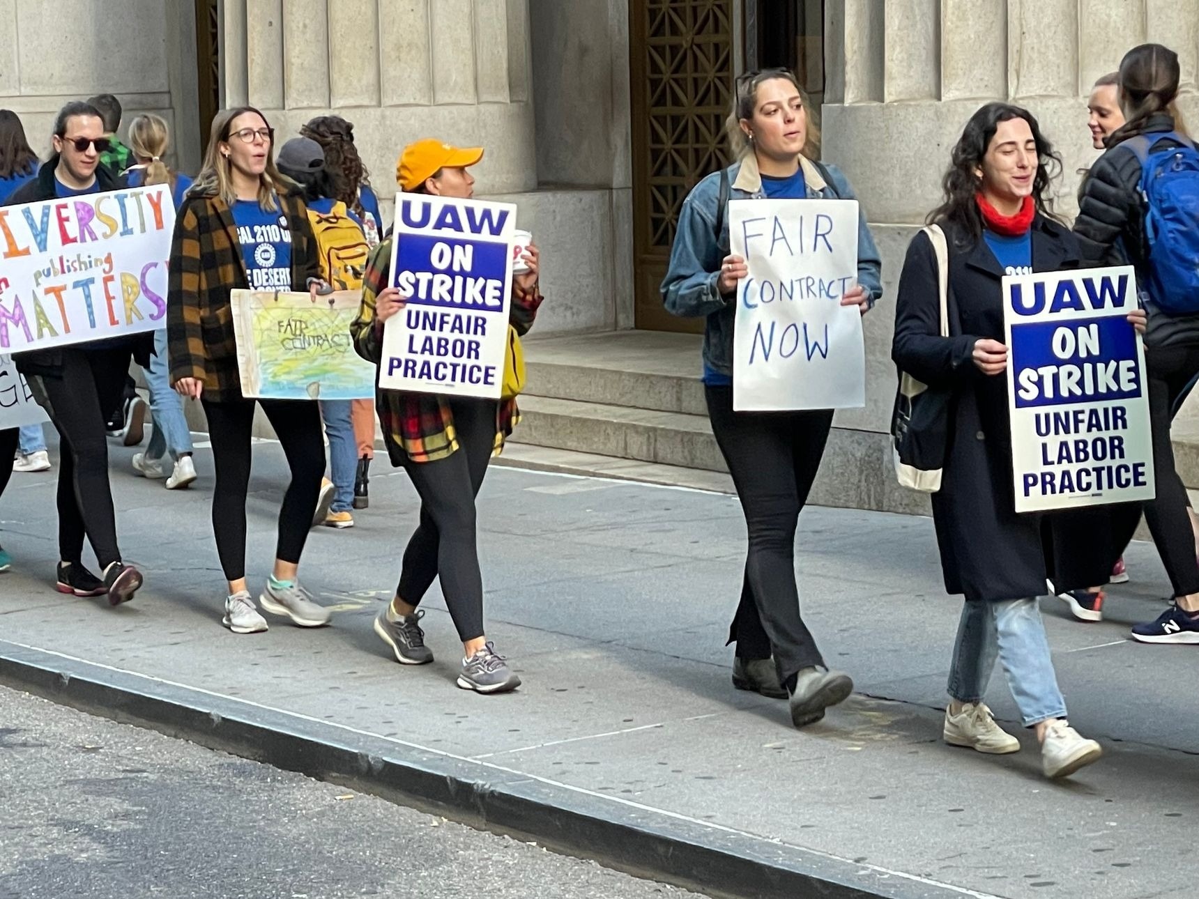 Dinh cong tai HarperCollins phoi bay thuc trang xuat ban My hinh anh