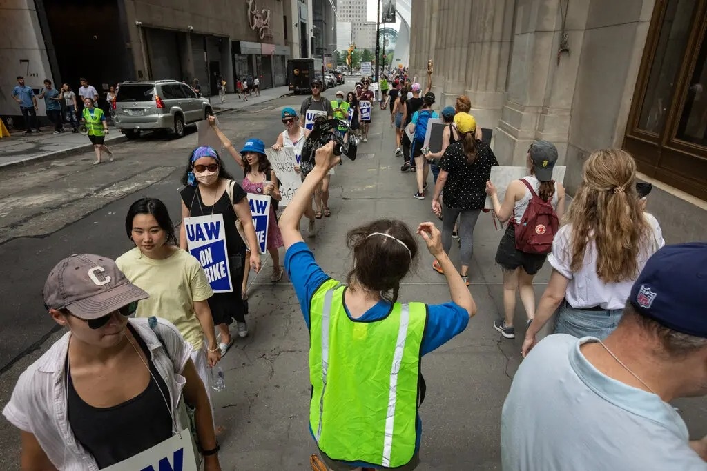 Sau 3 thang dinh cong, nhan vien NXB HarperCollins duoc tang luong hinh anh