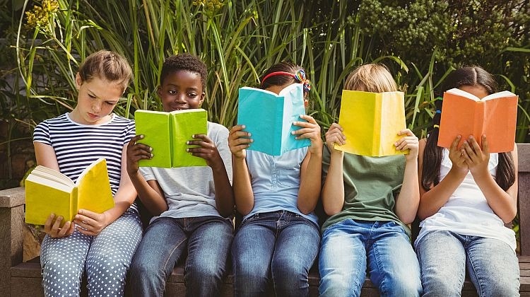 Nguoi chau Au chi 1,1% thu nhap cho sach, bao hinh anh