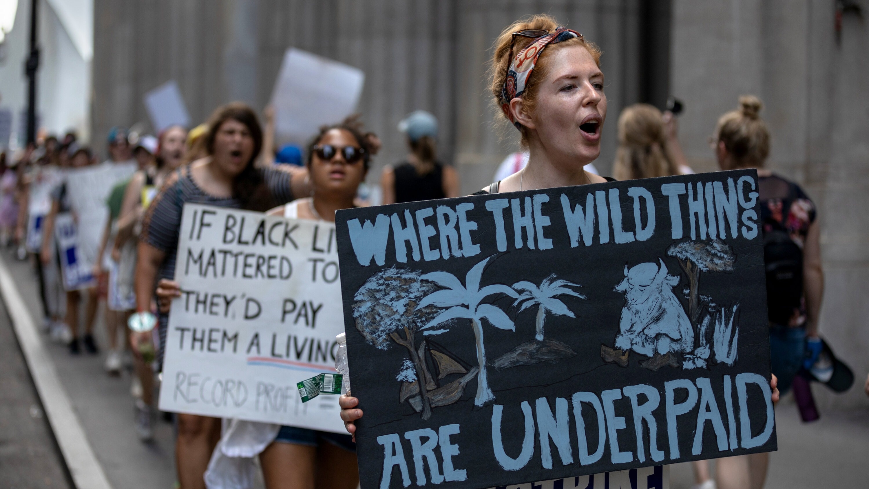 Thu nhap thap va lam viec qua tai trong nganh xuat ban My hinh anh