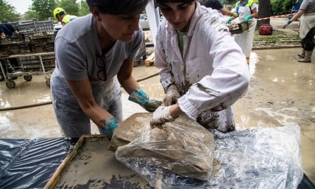 Dong bang sach co o -25 do C de khoi phuc sau lu lut hinh anh