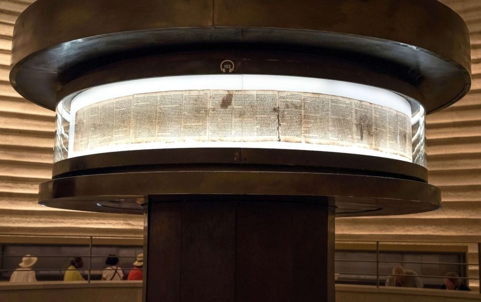 Muoi cuon sach ky la va loat bi an phia sau hinh anh