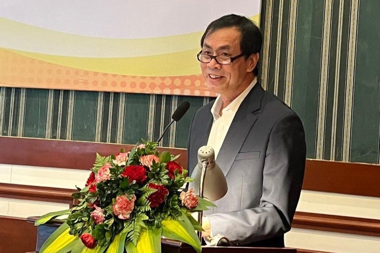 Nguoi cam but 'phai song' da roi moi viet hinh anh