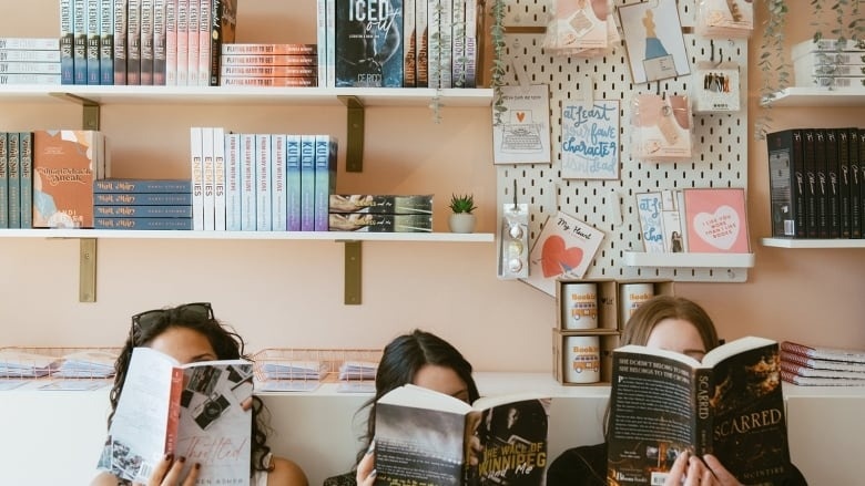 Sach in dang bung no giua ky nguyen so hinh anh