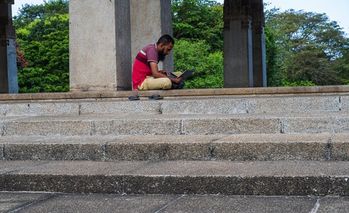 Tang thue sach Sri Lanka anh 2