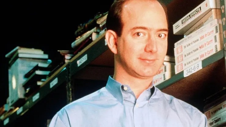 Ly do Jeff Bezos chon sach la mat hang chu luc cho Amazon hinh anh