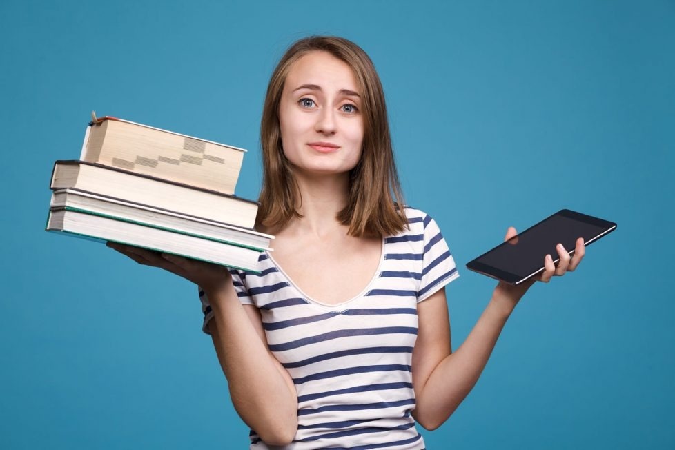 Doc sach in tot cho suc khoe hon sach dien tu hinh anh