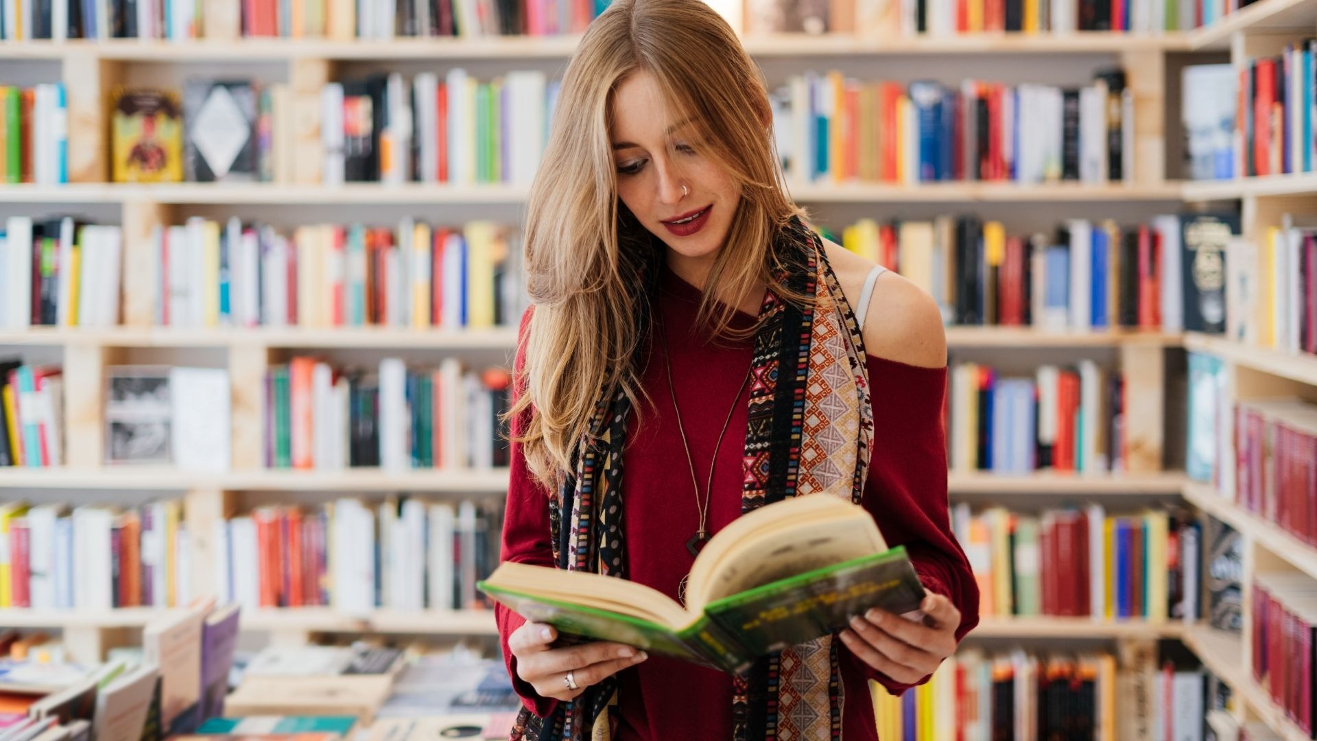 Uu the va diem yeu cua doanh thu nganh sach My hinh anh