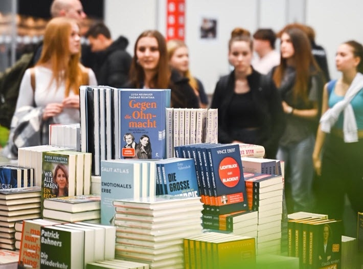 Nguoi tre Duc doc nhieu hon nhung mua it sach hon hinh anh