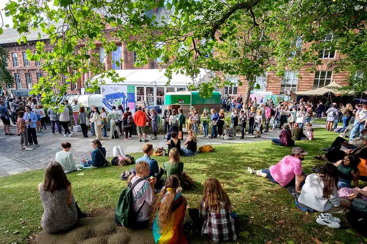 Gen Z doc sach anh 2