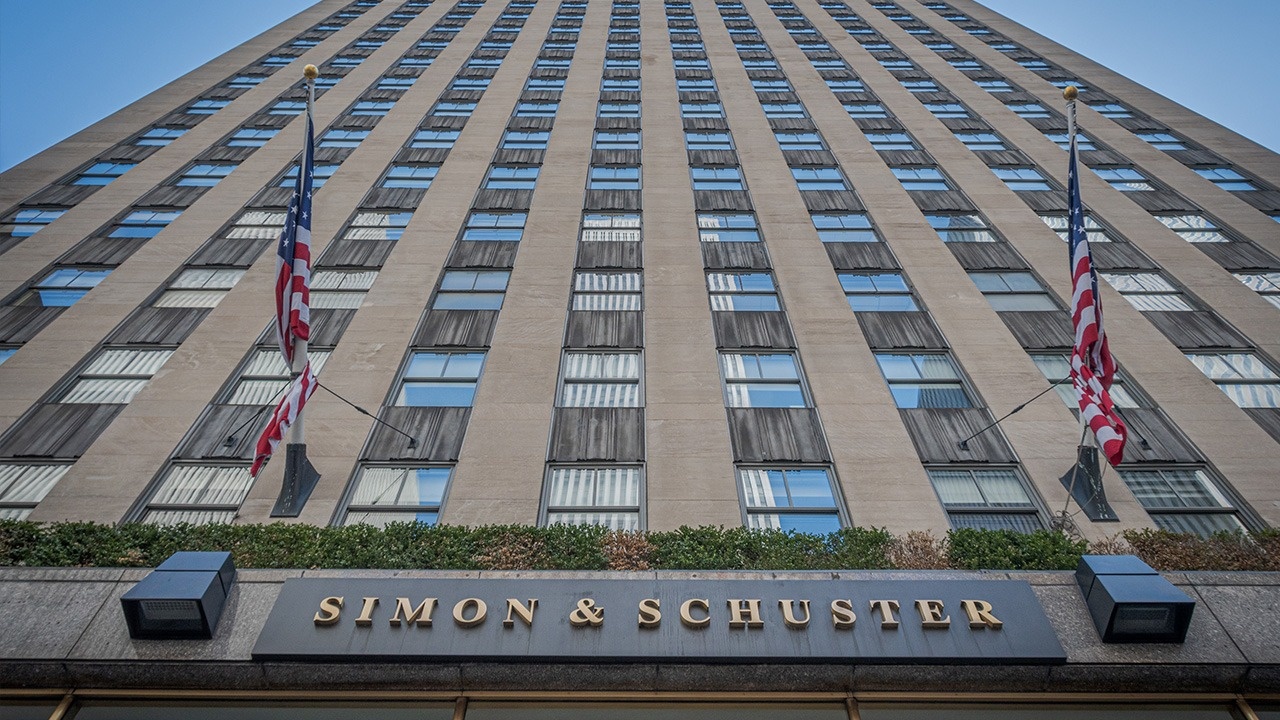 Tham vong cua Simon & Schuster lon the nao khi mua lai NXB Ha Lan VBK hinh anh