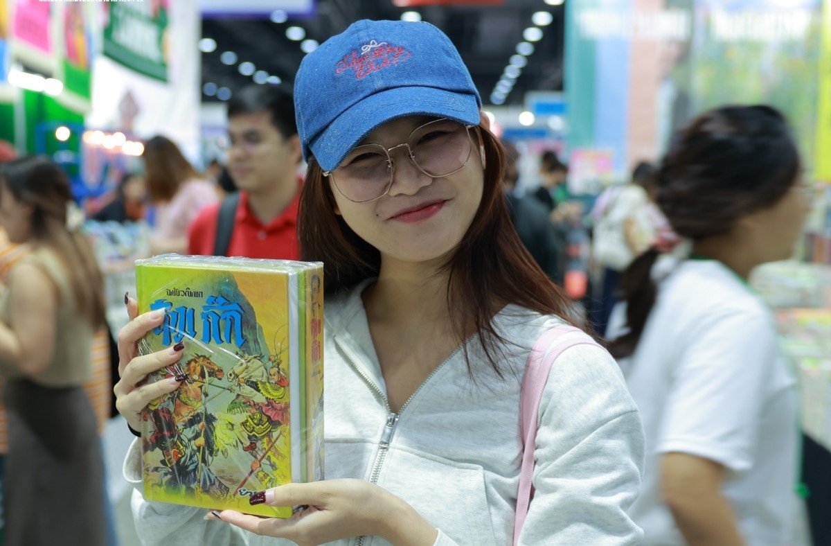 Nguoi tre Thai Lan doc sach de giam su dung mang xa hoi hinh anh