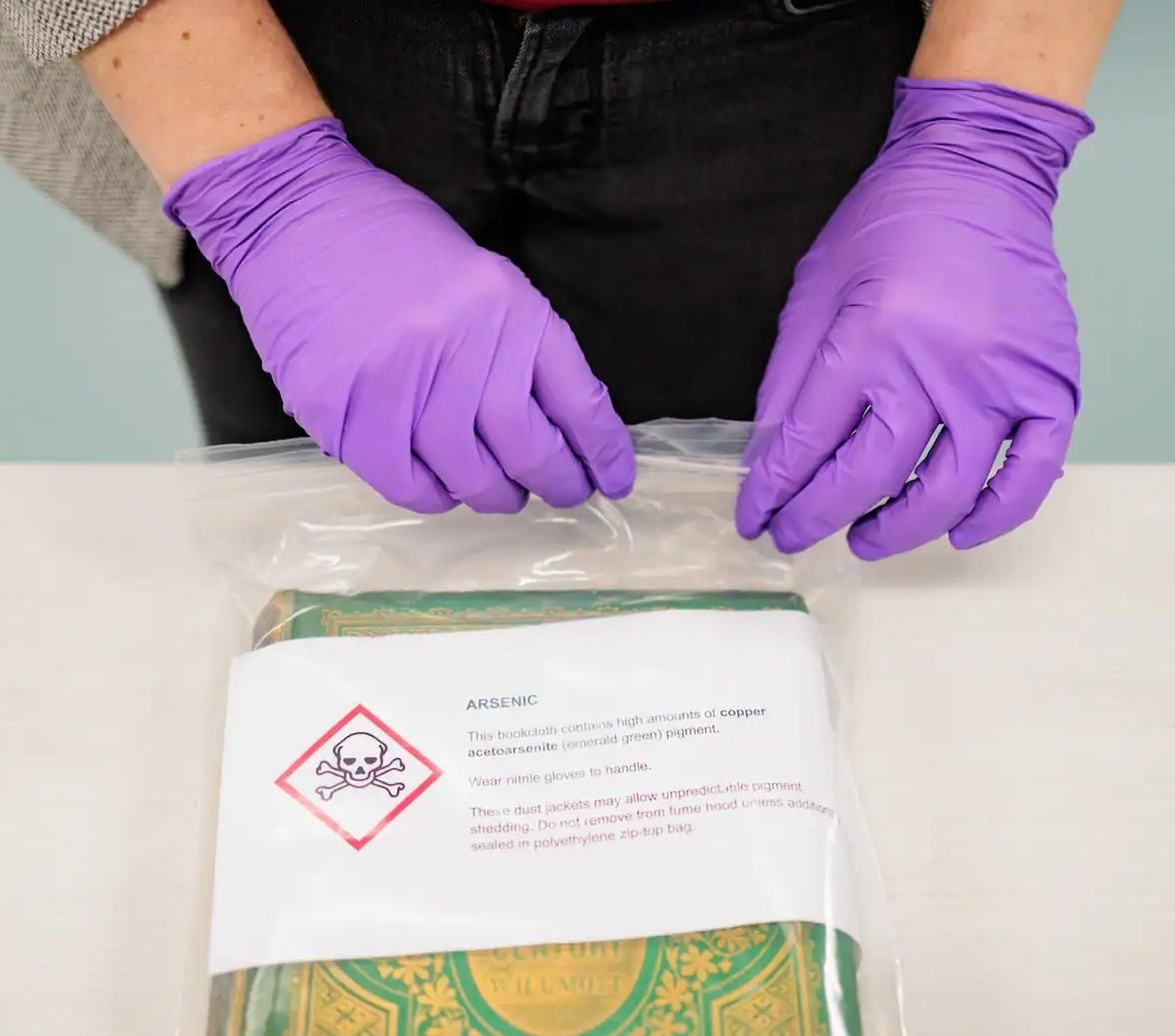 Sach co nhiem doc thach tin thu hut gioi suu tam va cong chung hinh anh