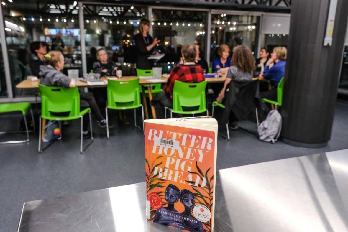 Doc trong im lang, doc o quan bar va xu huong doc cung cong dong hinh anh