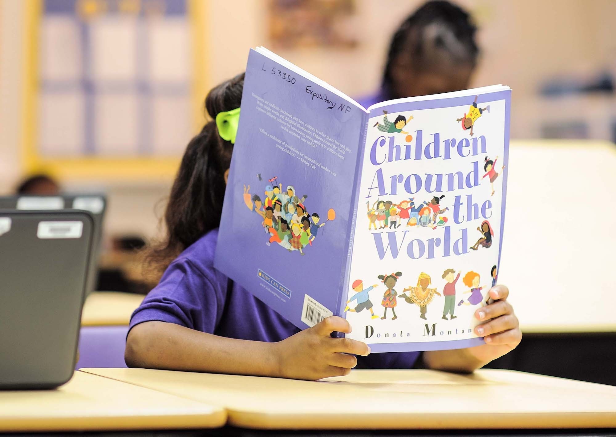 Lo ngai khi hoc sinh My doc it sach hon hinh anh