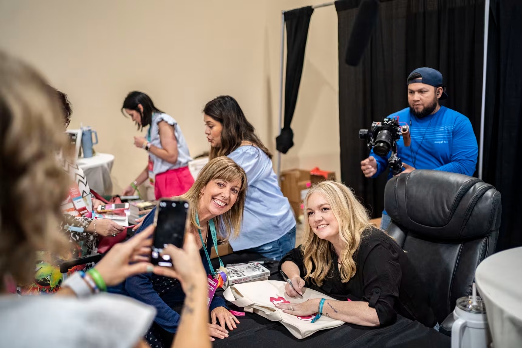 Colleen Hoover cùng người hâm mộ tại Book Bonanza năm 2023, tổ chức ở Grapevine, Texas. Ảnh: Today.