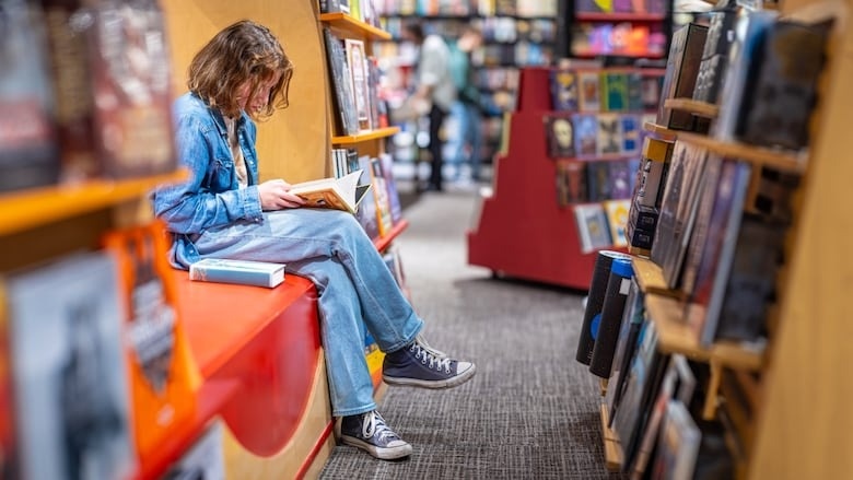 Tra 100 USD de con chiu doc sach la dung dan hay sai lam? hinh anh