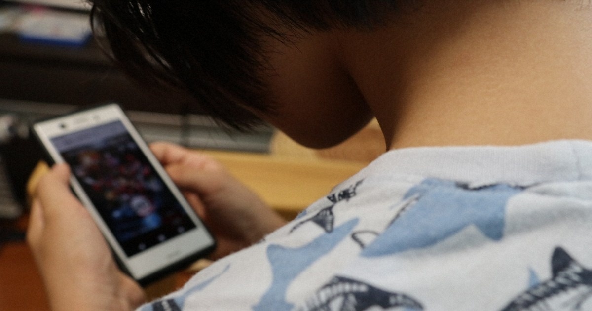 Dap an thuc su cho cau hoi dien thoai hay sach khien mat yeu di hinh anh