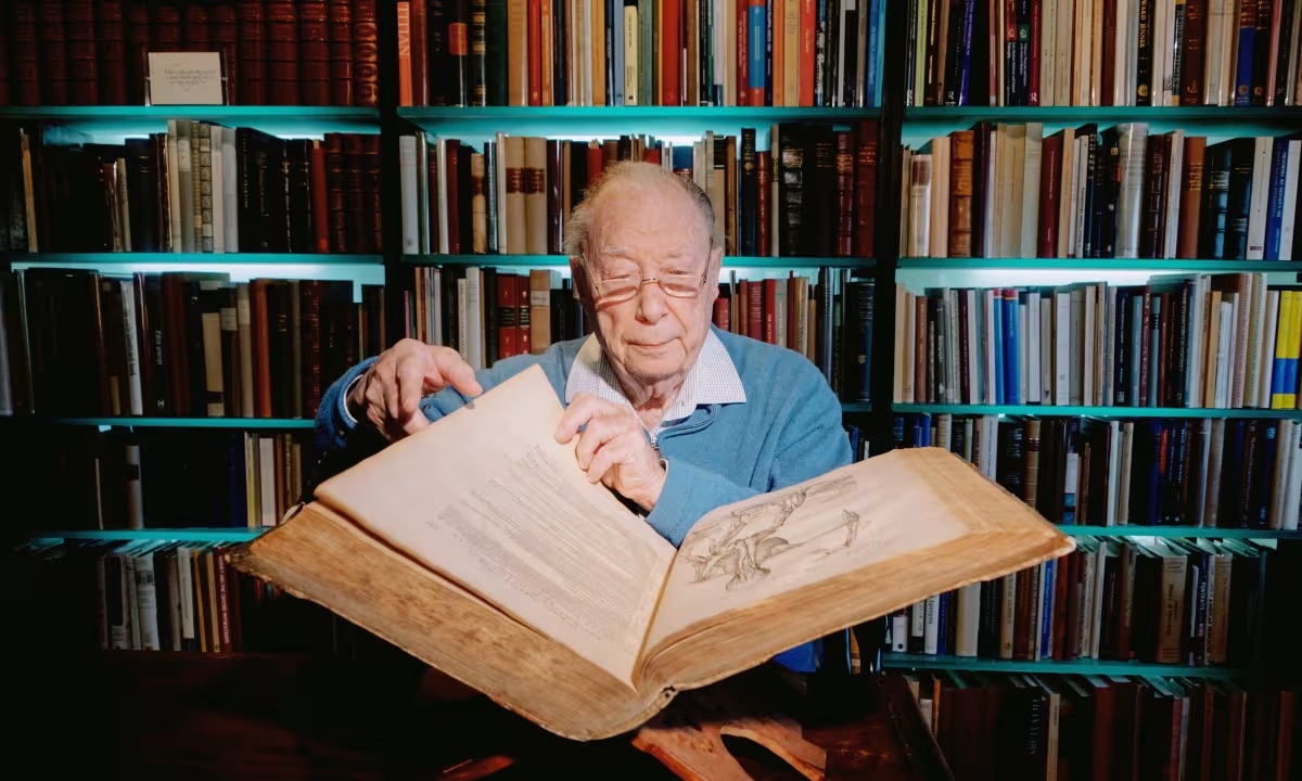 Sach y hoc co dat khach, nha suu tap san sang chi hang trieu USD hinh anh