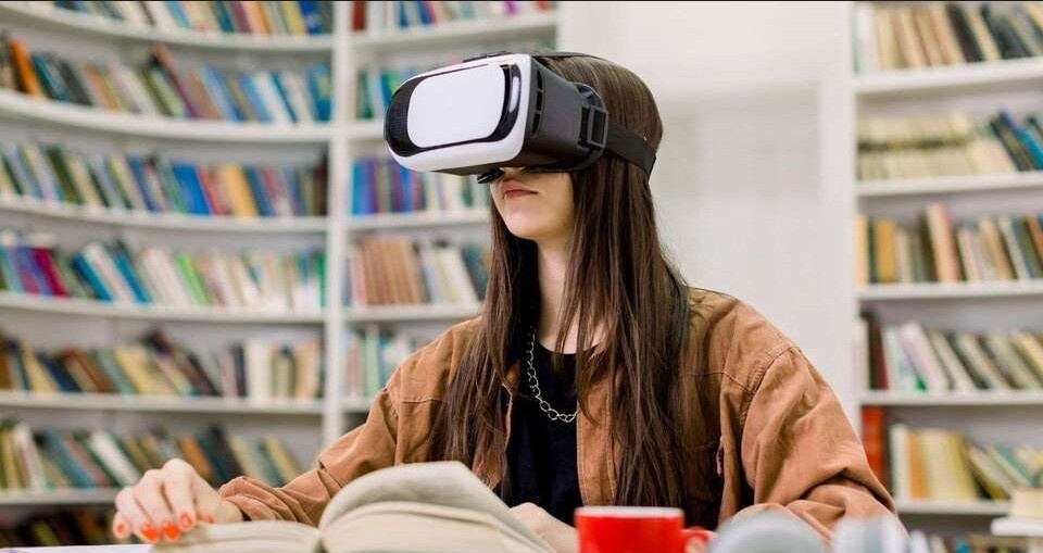 Tuong lai cua sach: Cach mang hoa nho cong nghe XR hinh anh