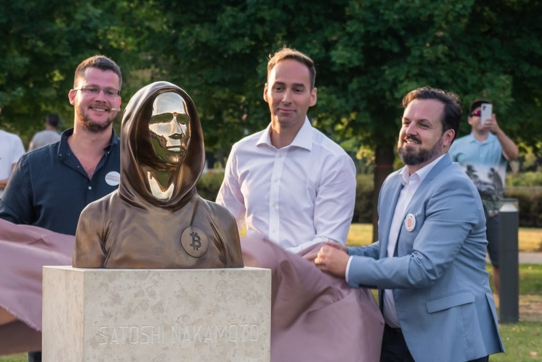 Di tim bi an ve nha sang lap bitcoin Satoshi Nakamoto hinh anh