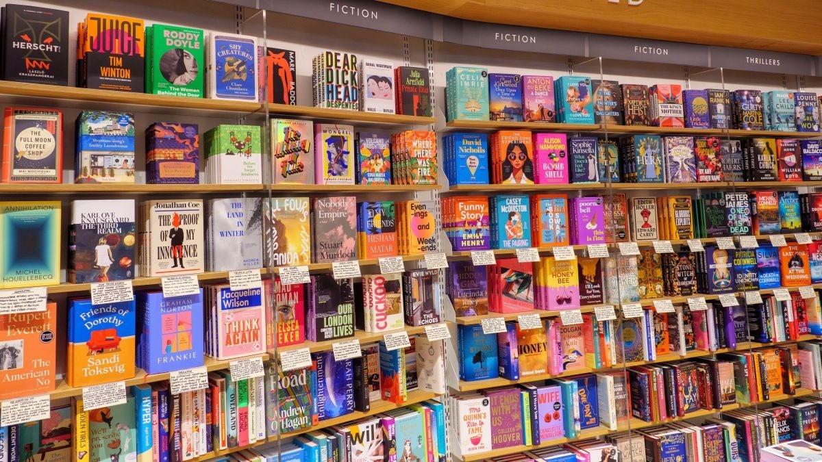 Mot nha xuat ban chi ra mat tac pham cho cac nha van nam hinh anh