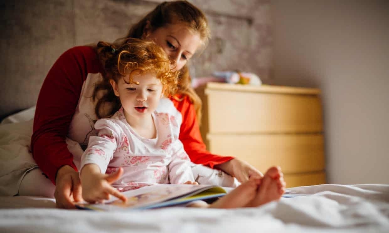 Xa roi thoi phu huynh doc sach cho tre tai Anh hinh anh