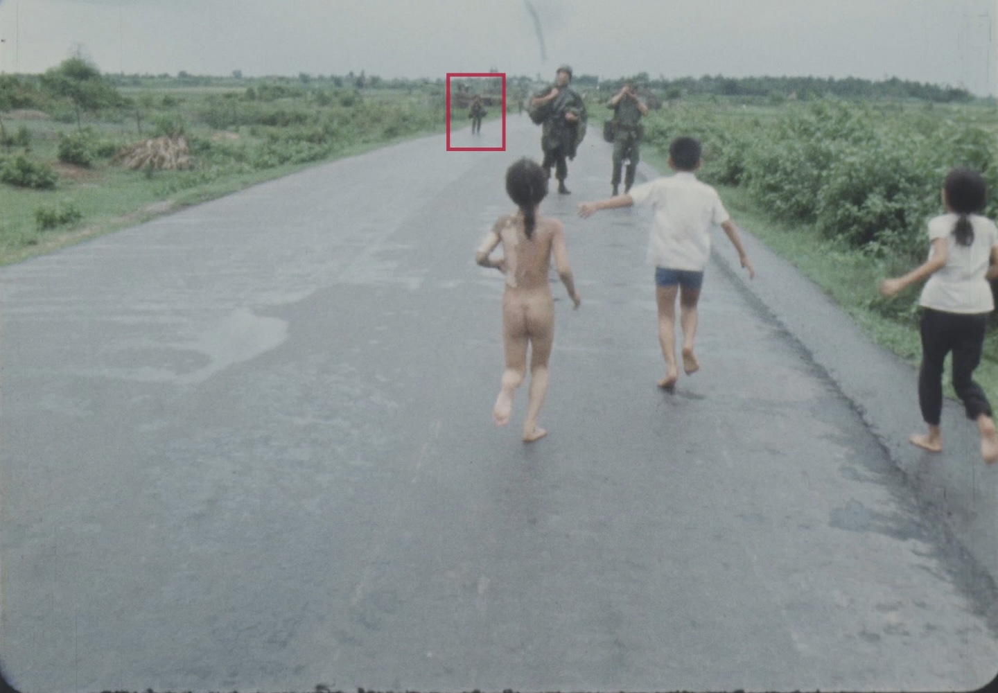 Em be Napalm anh 2