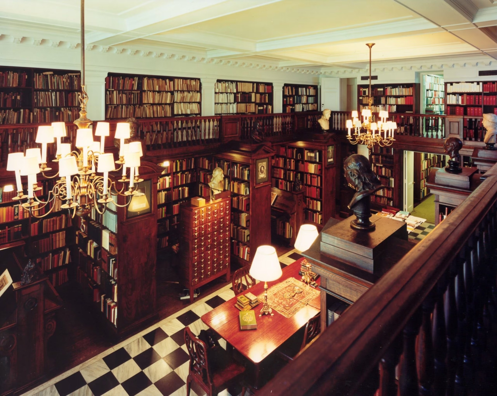 The gioi dac quyen trong cau lac bo sach hiem chi danh cho nam tai My hinh anh