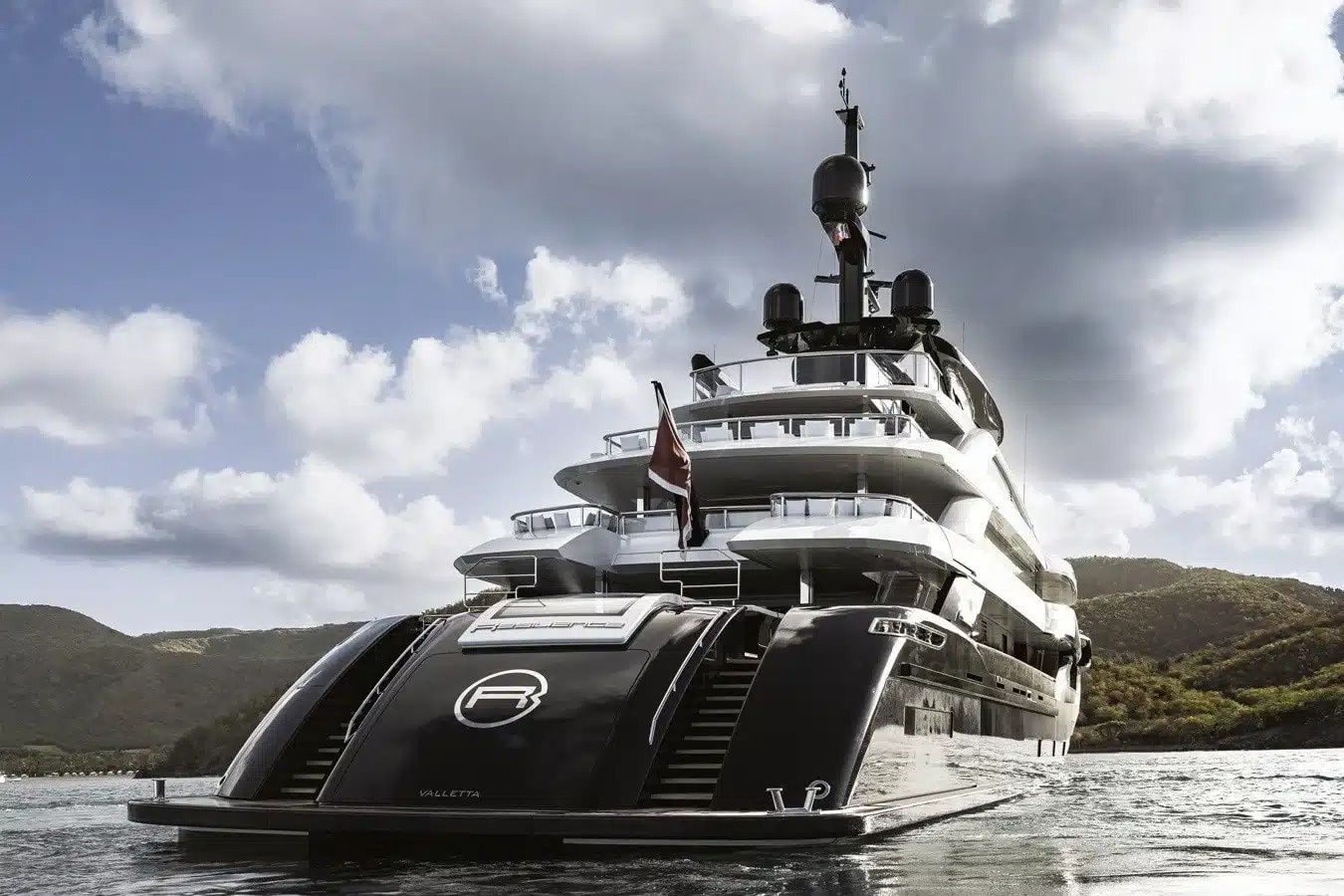 Su xa xi cua gioi sieu giau tren du thuyen hinh anh