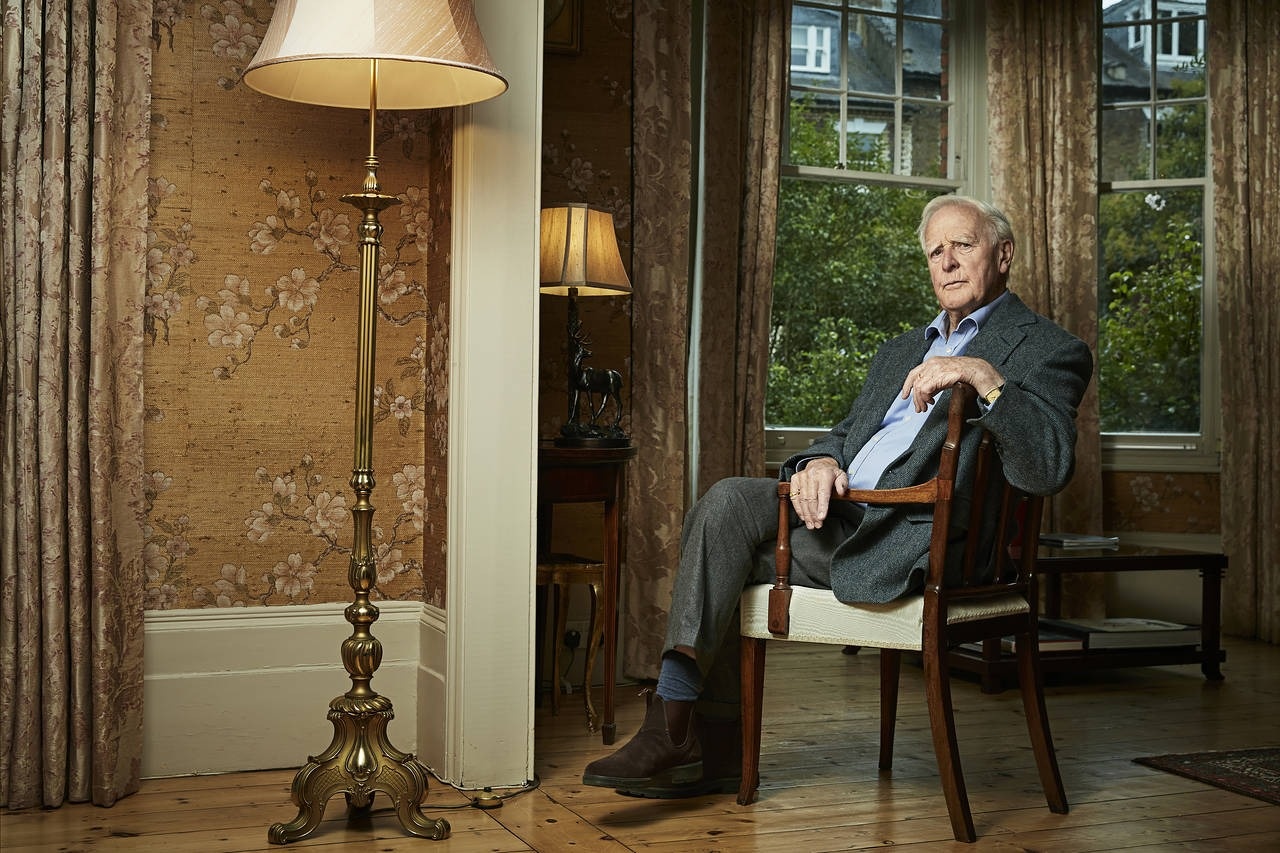 John le Carre cach mang hoa tieu thuyet diep bao nhu the nao? hinh anh