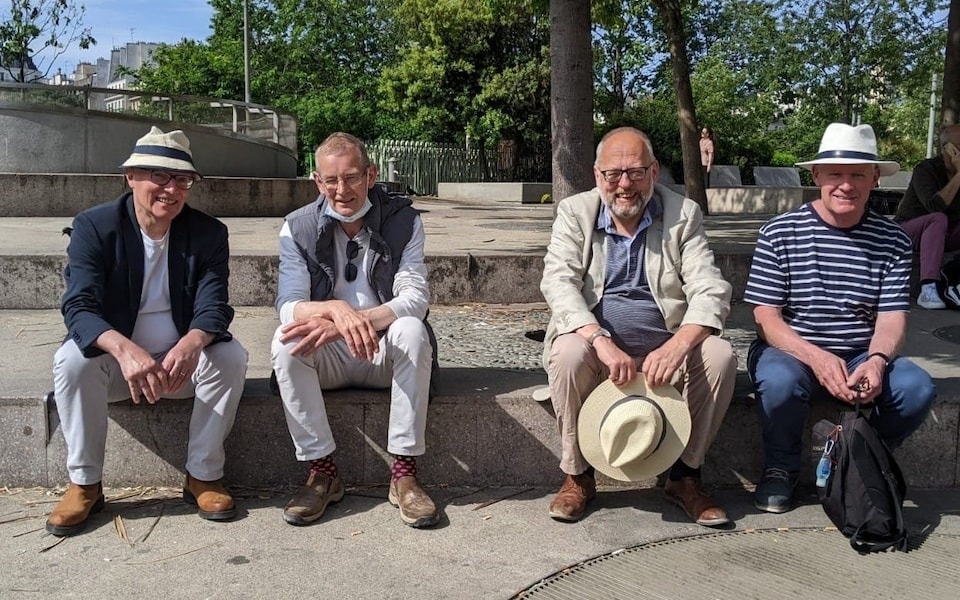 cau lac bo sach anh 1