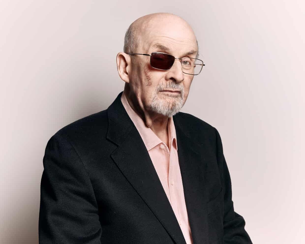 Sau khi bi keu goi hanh quyet, bi dam, Salman Rushdie viet gi? hinh anh